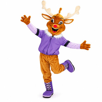 Mascotte di cervo sorridente con naso rosso, corna e vestito viola, con le braccia alzate in posizione da giocoliere.