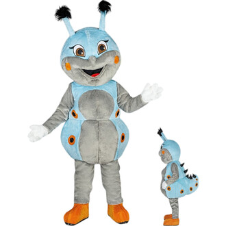 Costume de personnage de chenille en peluche, avec un grand sourire, des antennes sur la tête, et des détails colorés orange et bleu. Accompagné d'une version miniature du costume. Le personnage a un léger motif de rayures et porte des chaussures orange.