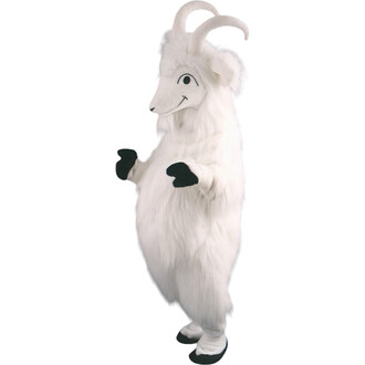 Mascotte en costume de chèvre blanche, avec un corps duveteux, des cornes blanches et un visage souriant. Les mains sont noires et il se tient debout.