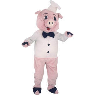 Mascotte en costume de cochon cuisinier, avec un costume blanc et un nœud papillon noir, portant un chapeau de chef, les bras écartés et un grand sourire.