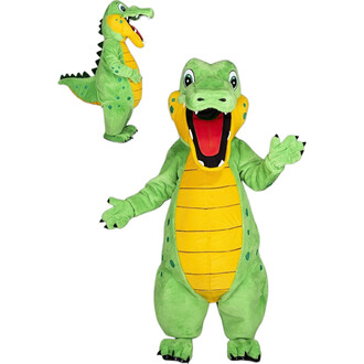 Costume de mascotte crocodile en peluche, de couleur verte avec des motifs noirs, une grande tête souriante, une grande bouche ouverte aux dents visibles, un ventre jaune rayé et des bras ouverts, prêt à accueillir.