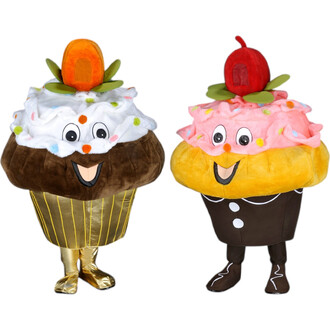 Deux mascottes Cupcake en peluche: à gauche un cupcake chocolat avec glaçage blanc, yeux et sourire, carotte orange surmontée et feuilles vertes; à droite un cupcake vanille avec glaçage rose, yeux et sourire, cerise rouge surmontée et feuilles vertes, vê
