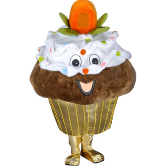 Mascotte cupcake en peluche avec glaçage blanc décoré de confettis et d’un visage souriant, socle brun et wrapper doré à rayures, pieds dorés et topper orange avec feuilles vertes sur le dessus.