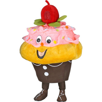 Mascotte Cupcake en peluche: cupcake anthropomorphe avec glaçage rose décoré de confettis, cerise rouge sur le dessus et feuilles vertes, visage souriant avec grands yeux, socle jaune de gâteau et costume brun chocolat avec boutons blancs.