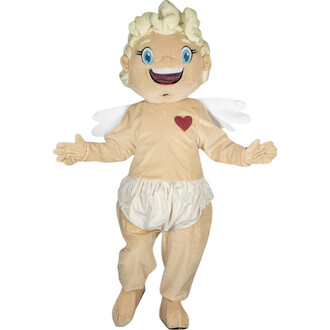 Mascotte en costume de cupidon avec des cheveux blonds bouclés, yeux grands et souriants, portant un t-shirt beige avec un cœur rouge et des ailes blanches. Elle a des bras ouverts et un pantalon ample.