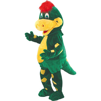 Costume de dinosaure mignon, principalement vert avec un ventre jaune et des taches jaunes sur les membres. Il a une tête souriante avec un nez rond, de grands yeux et une crête rouge sur le dessus de la tête. Le personnage a des bras ouverts et une queue