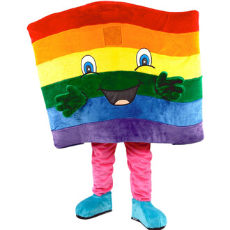 Mascotte en peluche carrée représentant le drapeau arc-en-ciel LGBTQIA+, visage souriant, bras verts et jambes roses avec chaussures bleu clair.