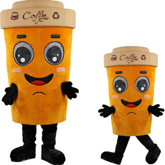Deux mascottes gobelet de café orange avec couvercle beige sur lequel est inscrit « Coffee » et le symbole recyclage; elles affichent de grands yeux cartoon, des joues roses, une bouche souriante, des bras et mains noirs et des jambes noires, version gran