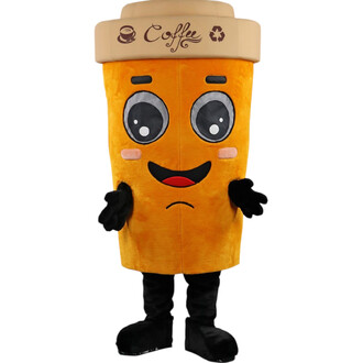Mascotte en forme de gobelet de café orange avec visage cartoon : grands yeux brillants, petites joues roses et sourire; bras et mains noirs; jambes et pieds noirs; couvre-chef beige en forme de couvercle avec l’inscription Coffee et le symbole recyclage.