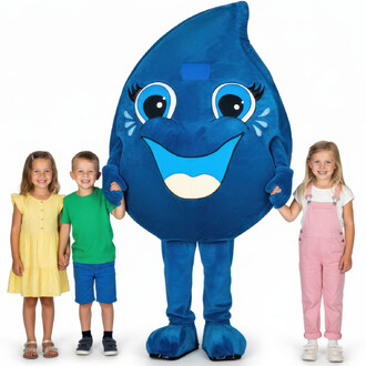 Mascotte goutte d'eau bleue souriante, vêtue d'un costume moelleux, se tenant avec deux enfants (une fille en robe jaune et un garçon en t-shirt vert) et une fille en salopette rose, sur fond blanc.