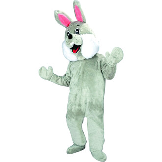 Costume de lapin en peluche gris avec des oreilles roses, portant un visage expressif et souriant, les bras ouverts dans une posture joyeuse.