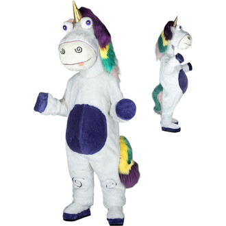 Costume de licorne en peluche, avec un corps blanc, une grande corne dorée, et une crinière colorée en violet, vert et jaune. Le costume présente des détails comme des yeux ronds et des spirales sur le ventre. Il est conçu pour être amusant et accrocheur,