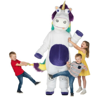 Image d'une mascotte licorne blanche avec une corne dorée et une crinière colorée, entourée de deux enfants. Un enfant en t-shirt rouge tire sur la queue de la mascotte tandis qu'un autre enfant, vêtu d'une robe jaune, rit en touchant la mascotte. Un troi
