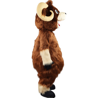 Mascotte mouflon malicieux en peluche brun, avec cornes beige incurvées, museau clair, avant-bras blancs et gants noirs, debout sur des pieds noirs.