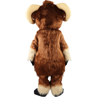 Mascotte Mouflon Malicieux en peluche vue de dos: pelage brun, oreilles crème arrondies, extrémités des pattes crème, sur socle noir.