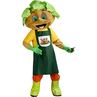 Mascotte Mr Bio en costume représentant un personnage souriant avec une tête de légume, coiffé d'une feuille. Il porte un t-shirt jaune, un tablier vert avec une illustration de fruits et légumes, des gants verts et des bottes jaunes. Il tient des ciseaux