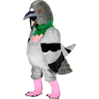 Costume de pigeon en peluche grise avec des détails noirs et verts, gilet rose sous le cou, jambes habillées de chaussettes roses et pattes noires. Personne debout dans l'ensemble du costume.