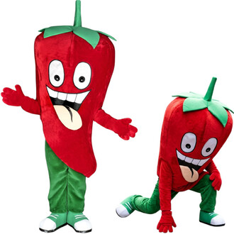 Deux mascottes en costume de piment rouge avec feuilles vertes et visage souriant, l'une debout les bras ouverts, l'autre agenouillée.