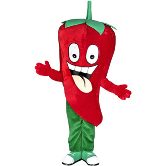 Mascotte en costume de piment rouge avec visage cartoon, yeux et sourire, langue sortie, tige et feuilles vertes sur la tête, bras écartés, pantalon vert et chaussures blanches et vertes.