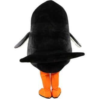 Mascotte pingouin givré vue de dos : pingouin noir avec ailes grises sur les côtés et grandes pattes orange.