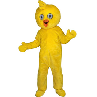 Mascotte de poussin jaune en peluche avec une grande tête ronde, des yeux expressifs et un bec orange, portant un costume intégral avec des gants jaunes et les pieds arrondis. Position debout avec les bras écartés, prête à accueillir les visiteurs.