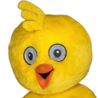 Mascotte de poussin en peluche jaune avec un gros sourire, des yeux ronds et un petit bec orange. Sa tête est arrondie et il présente une petite crête au sommet.