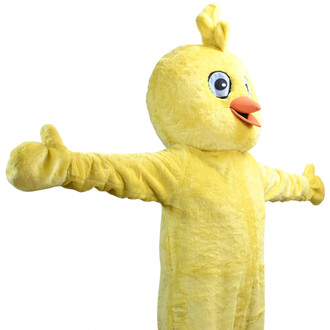 Mascotte de poussin jaune en peluche avec les bras tendus, tête ronde, bec orange et grands yeux bleus sur fond blanc.
