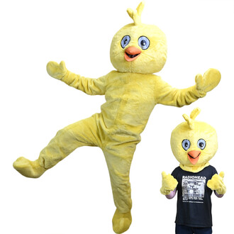 Mascotte de poussin jaune en peluche, grande mascotte avec yeux bleus et bec orange, ailes étendues et version portée par une personne en t-shirt noir.