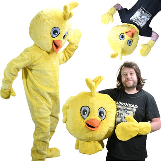 Mascotte de poussin jaune géante en peluche avec bec orange et grands yeux bleus, portée par une personne portant le costume.
