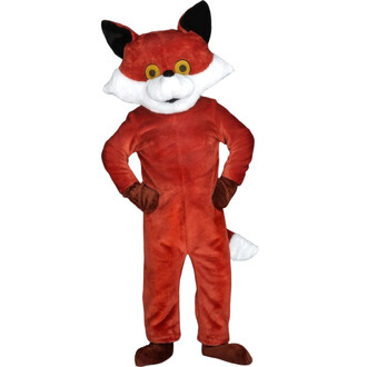 Mascotte de renard en costume, coloris orange et blanc avec de grands yeux ronds. Le personnage se tient debout, les bras croisés, portant un vêtement entièrement en peluche avec des oreilles noires sur la tête et une queue à l'arrière.