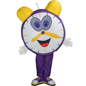 Mascotte représentant un réveil, avec un corps en forme de cadran, des oreilles jaunes, des yeux ronds et un large sourire. Elle porte un pantalon violet et des chaussures avec des détails jaunes et gris, et exprime une attitude joyeuse.