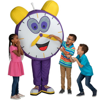 Mascotte de réveil Tic Tac entourée de trois enfants joyeux, l'un d'eux touche le nez de la mascotte, qui arbore un large sourire. Les enfants affichent des expressions amusées : une fille surprise en rose, un garçon avec des lunettes en chemise rayée, et