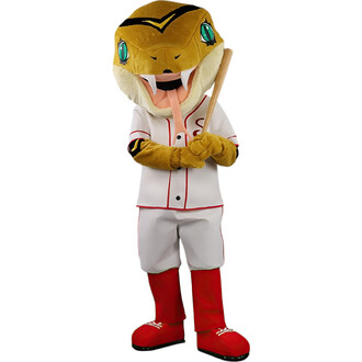 Mascotte en costume de serpent, portant une tenue de baseball blanche avec des détails rouges, tenant une batte. Les yeux de la mascotte sont grands et expressifs, et elle a une langue de serpent qui sort. Les chaussures sont rouges, et le personnage se t