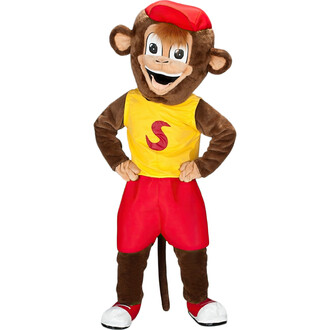 Costume de singe souriant avec une grande tête, portant un t-shirt jaune avec un S rouge, un short rouge et des chaussures blanches. Le personnage adopte une pose amicale avec les mains sur les hanches.