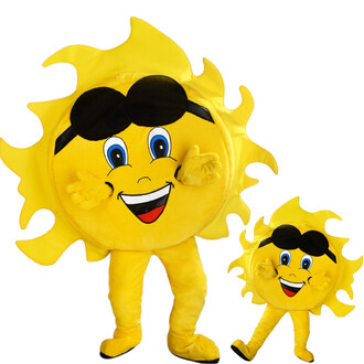Mascotte soleil jaune avec lunettes noires, grands yeux bleus et sourire joyeux, rayons autour en forme de flammes; version grande et version plus petite visibles.