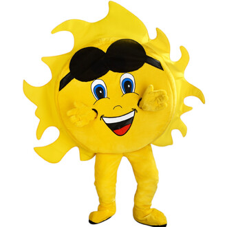 Mascotte Soleil jaune en costume peluche, visage souriant avec lunettes de soleil noires et yeux bleus, rayons solaires autour de la tête, bras et jambes jaunes avec gants et pieds.