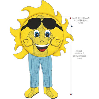 Mascotte soleil jaune anthropomorphe avec lunettes de soleil noires, sourire, bras ouverts et pantalon bleu.