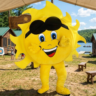 Mascotte soleil jaune avec lunettes noires et sourire enthousiaste, prêt pour animation en plein air.