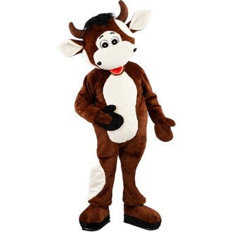 Mascotte di mucca marrone e bianca con corna, zoccoli neri ed espressione gioiosa, in piedi su sfondo bianco.