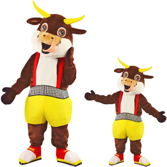 Mascotte vache rigolote en peluche, costume brun et blanc avec cornes jaunes, bretelles rouges, short jaune et ceinture noir et blanc à motifs, chaussures rouges et jaunes — versions grande et petite.