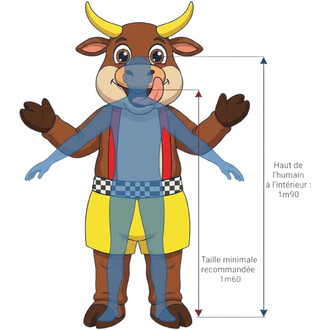 Mascotte Vache Rigolote: mascotte cartoon vache marron avec cornes jaunes et langue sortie, bras écartés, vêtue d’un haut bleu, bretelles rouges et short jaune avec ceinture damier noir et blanc; diagramme de dimensions montrant les tailles recommandées (