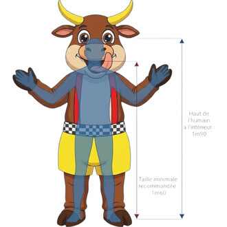 Mascotte vache rigolote, mascotte anthropomorphe debout avec cornes jaunes, yeux ronds et sourire, vêtue d’un haut bleu avec panneaux rouges sur les côtés, short jaune et ceinture damier noir et blanc, bras écartés, fond blanc.