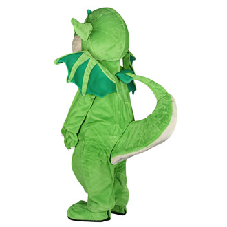 Costume de mascotte représentant un bébé dragon, de couleur verte, avec des ailes en tissu assorties. La mascotte est vue de côté, mettant en valeur sa grande queue et ses détails de conception.