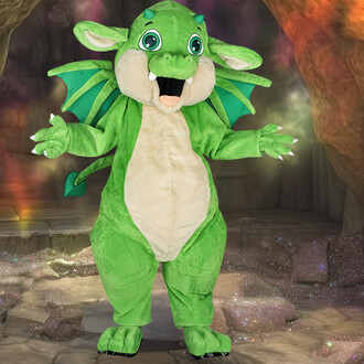 Mascotte de bébé dragon en costume vert vif avec des ailes vertes, des grandes yeux expressifs, et un sourire joyeux. Le fond présente un décor de grotte avec des reflets scintillants.