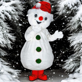 Mascotte bonhomme de neige joyeux en costume blanc avec un chapeau rouge, les boutons verts et des bottes rouges, se tenant dans une ambiance hivernale avec des flocons de neige et des arbres enneigés en arrière-plan.