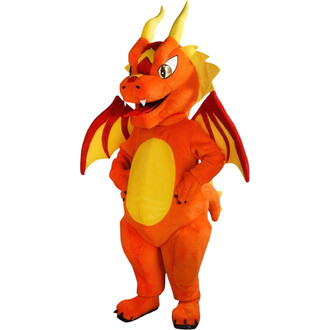 Mascotte de dragon orange, vêtue d'un costume en peluche avec des ailes rouges et jaunes, des cornes jaunes et des dents pointues, affichant une expression amicale.