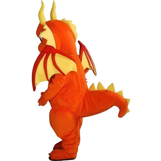 Mascotte de dragon orange vue de profil, avec des cornes jaunes, des ailes jaunes et rouges, et une queue en forme de dragon. Le costume est entièrement orange avec des détails de couleur jaune.