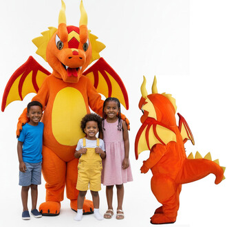 Mascotte de dragon orange avec des ailes rouges et jaunes, entourée de trois enfants souriants. Le dragon est aux couleurs vives et présente un visage amical. Les enfants portent des vêtements décontractés et sont positionnés près de la mascotte, montrant