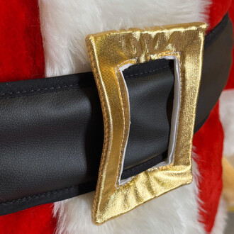 Détail de la ceinture de la mascotte Papa Noël, avec une boucle dorée sur un fond de ceinture noire et de fourrure blanche et rouge.