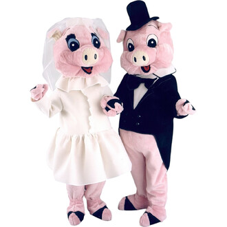 Deux marionnettes en forme de cochons, l'une portant une robe de mariée blanche avec un voile, et l'autre un costume noir avec un chapeau haut-de-forme. Les deux affichent des expressions joyeuses et sont posés sur un fond blanc.